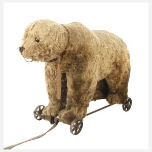 Steiff Bär als Reittier auf Metallrädern
