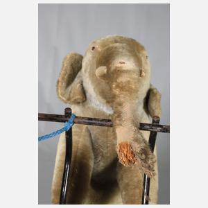 Steiff Elefant als Reittier auf Rädern mit Wippe