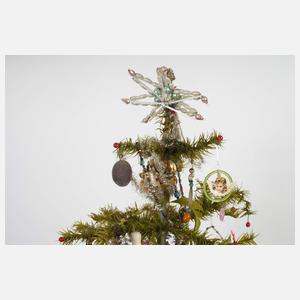 Großer Federbaum mit Christbaumschmuck