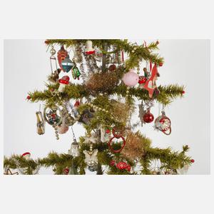 Großer Federbaum mit Christbaumschmuck