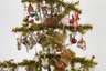 Großer Federbaum mit Christbaumschmuck