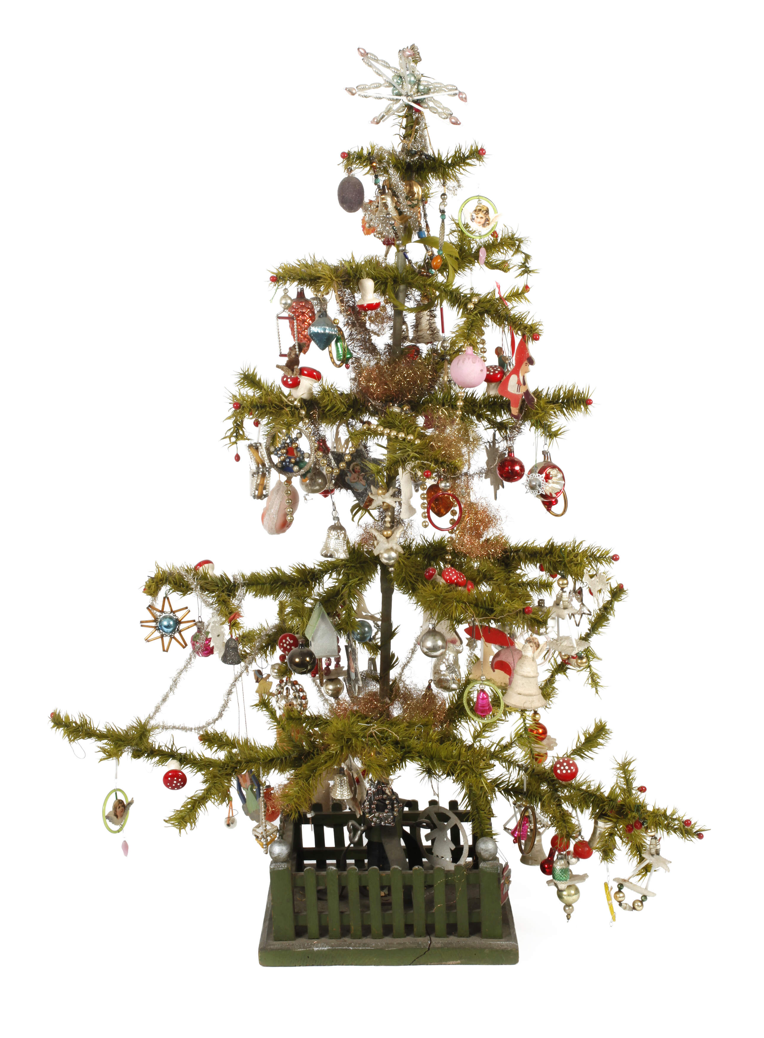 Großer Federbaum mit Christbaumschmuck