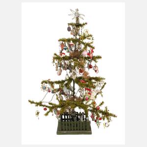 Großer Federbaum mit Christbaumschmuck