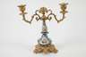 Kaminuhr mit zwei Leuchtern