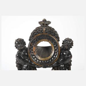 Geschnitzter Uhrenhalter