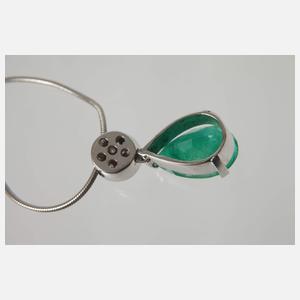 Anhänger mit Smaragd und Brillanten an Kette