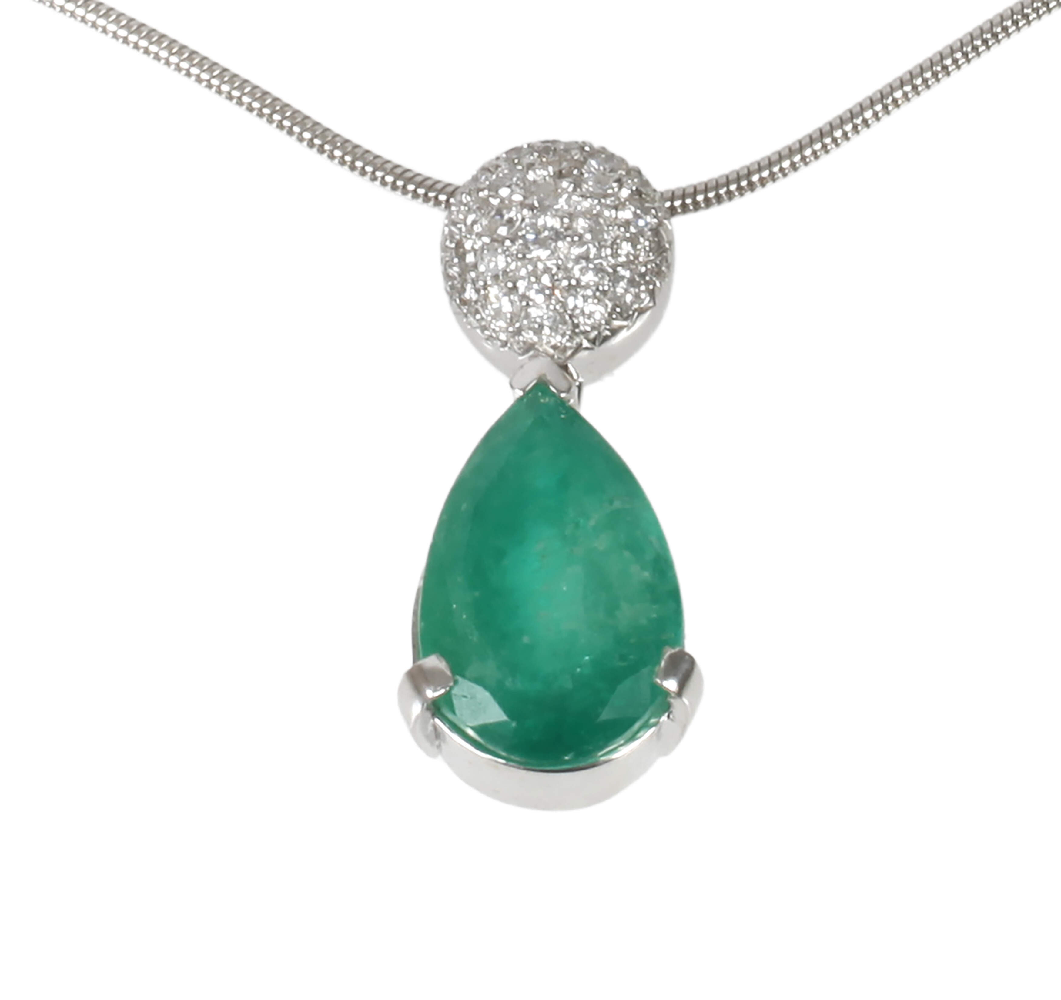 Anhänger mit Smaragd und Brillanten an Kette
