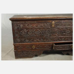 Geschnitzte Flachdeckeltruhe 1807