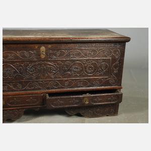 Geschnitzte Flachdeckeltruhe 1807