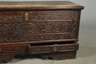 Geschnitzte Flachdeckeltruhe 1807