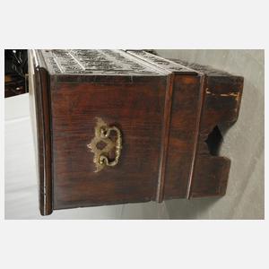 Geschnitzte Flachdeckeltruhe 1807