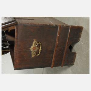 Geschnitzte Flachdeckeltruhe 1807