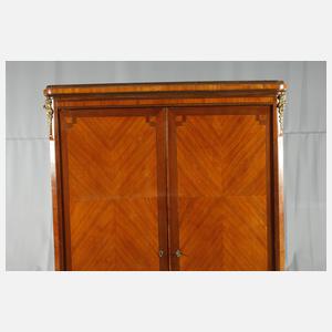 Wäscheschrank im Louis-Seize-Stil