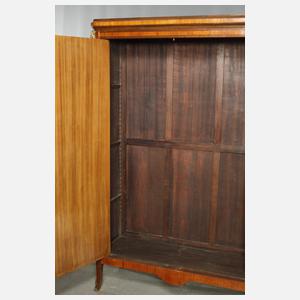 Wäscheschrank im Louis-Seize-Stil