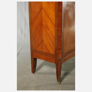 Wäscheschrank im Louis-Seize-Stil