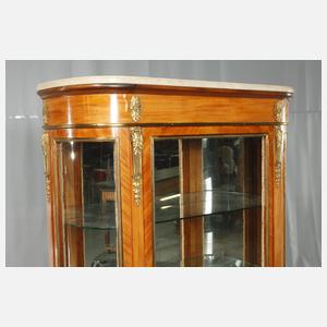 Vitrine im Louis-XVI.-Stil