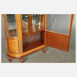 Vitrine im Louis-XVI.-Stil