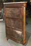 Vitrine im Louis-XVI.-Stil