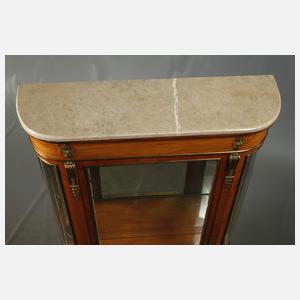 Vitrine im Louis-XVI.-Stil