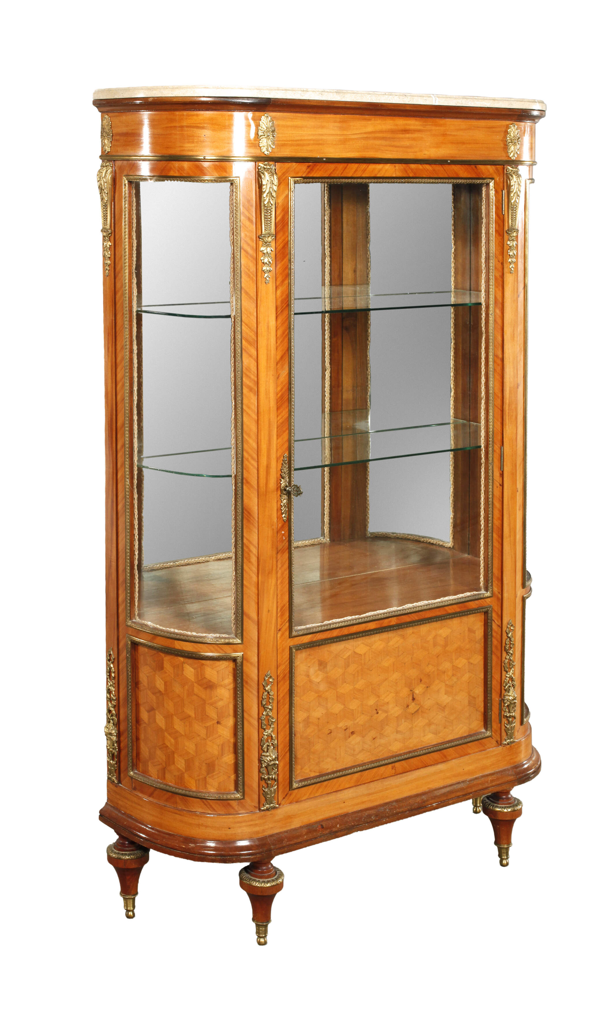 Vitrine im Louis-XVI.-Stil