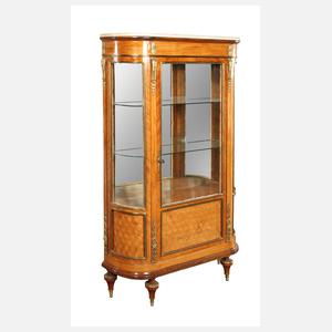 Vitrine im Louis-XVI.-Stil