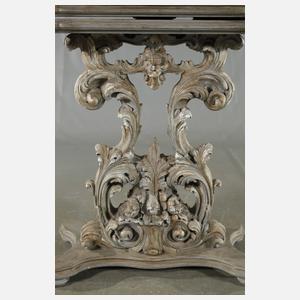 Dekorativer Blumentisch im Barockstil