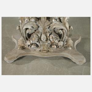 Dekorativer Blumentisch im Barockstil