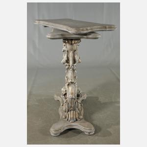 Dekorativer Blumentisch im Barockstil
