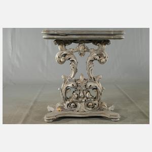 Dekorativer Blumentisch im Barockstil