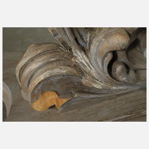 Dekorativer Blumentisch im Barockstil