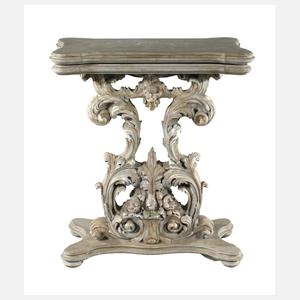 Dekorativer Blumentisch im Barockstil