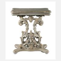 Dekorativer Blumentisch im Barockstil111