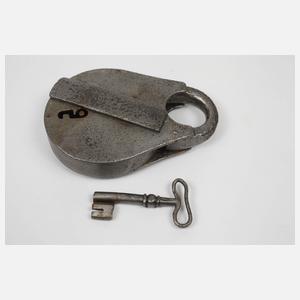 Vier historische Vorhängeschlösser