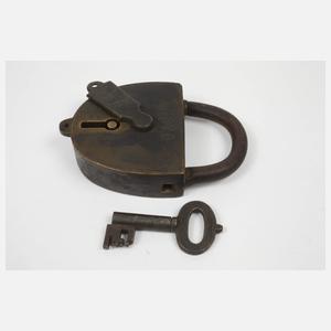 Vier historische Vorhängeschlösser
