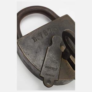 Vier historische Vorhängeschlösser