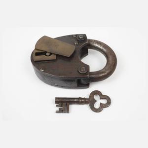 Vier historische Vorhängeschlösser