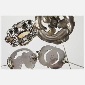 Vier Jugendstil-Broschen mit Steinbesatz