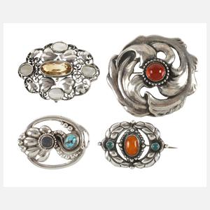 Vier Jugendstil-Broschen mit Steinbesatz