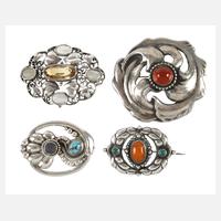 Vier Jugendstil-Broschen mit Steinbesatz111