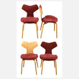 Arne Jacobsen, vier Stühle "Grand Prix"