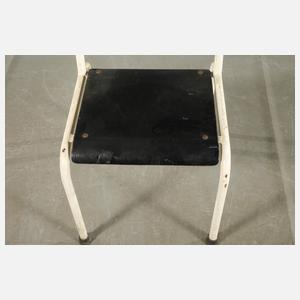 Arzt-Schreibtisch und zwei Stühle