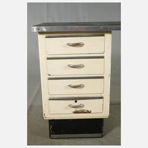 Arzt-Schreibtisch und zwei Stühle