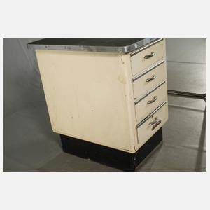 Arzt-Schreibtisch und zwei Stühle