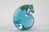 Glasobjekt Uhu als Paperweight