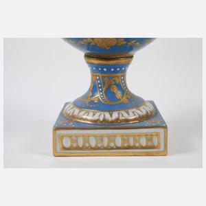 Kleine Prunkvase im Sèvres-Stil