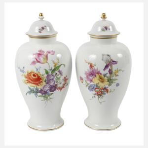 Meissen Paar große Deckelvasen "Blumenbukett"