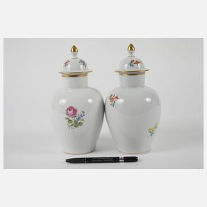 Meissen Paar kleine Deckelvasen Blumenmalerei