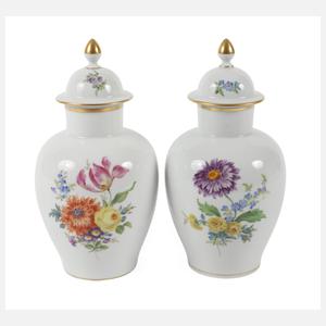 Meissen Paar kleine Deckelvasen Blumenmalerei