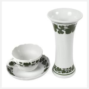 Meissen Café au Lait-Tasse und Vase Weinlaubdekor