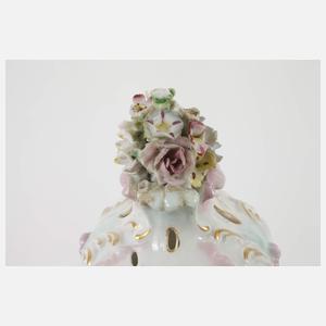 Kleine Potpourrivase mit Putten